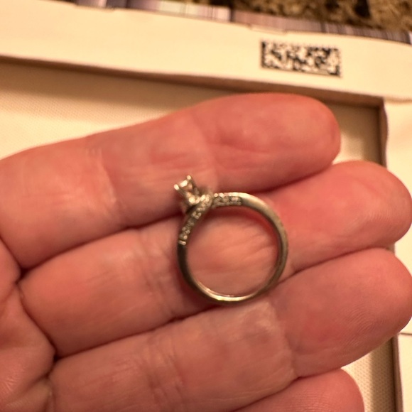 Size 5 small engagement ring. Very pretty and petite wrap design - Picture 3 of 9